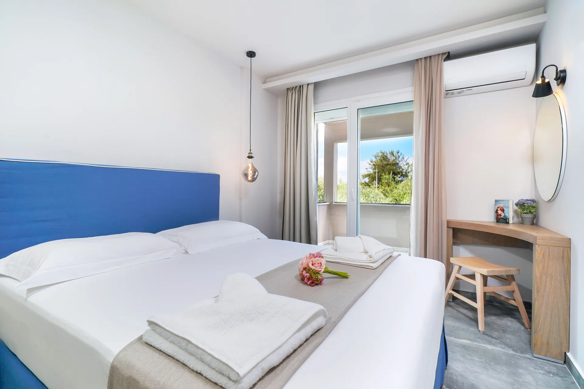 Tiara Holidays - IlioMagic luxury studios - Junior Suite bedroom